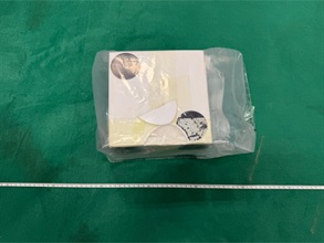 Hong Kong Customs detected two dangerous drugs cases on April 27 and yesterday (April 28), and seized a total of about 50 kilograms of suspected cannabis buds and 3.5kg of suspected ketamine with a total estimated market value of about $11.1 million. Two men were arrested. Photo shows the suspected ketamine seized in the second case.