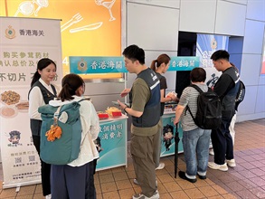 With the Labour Day Golden Week of the Mainland approaching, Hong Kong Customs has stepped up patrols at popular shopping spots in various districts since yesterday (April 29) and reminded traders to comply with the requirements of the Trade Descriptions Ordinance, with a view to safeguarding rights of local consumers and visitors. Photo shows Customs officers conducting publicity and education work, as well as distributing pamphlets in Causeway Bay.