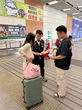 With the Labour Day Golden Week of the Mainland approaching, Hong Kong Customs has stepped up patrols at popular shopping spots in various districts since yesterday (April 29) and reminded traders to comply with the requirements of the Trade Descriptions Ordinance, with a view to safeguarding rights of local consumers and visitors. Photo shows Customs officers distributing pamphlets at the Shenzhen Bay Control Point.