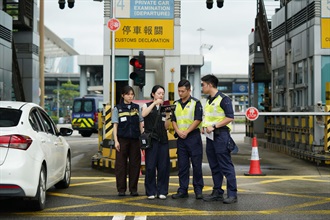 香港海关联同入境事务处（入境处）今日（七月二十八日）上午在深圳湾管制站进行代号为「守望者」的跨部门反恐行动联合演习。图示海关与入境处人员在深圳湾管制站进行联合行动。