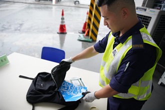 香港海关联同入境处今日（七月二十八日）上午在深圳湾管制站进行代号「守望者」的跨部门反恐行动联合演习。图示海关人员在该名出境旅客行李内发现的涉恐物品。