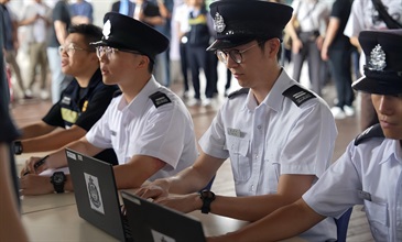 香港海关联同入境处今日（七月二十八日）上午在深圳湾管制站进行代号为「守望者」的跨部门反恐行动联合演习。图示入境处人员查核现场受影响旅客的出入境纪录。