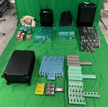 三名入境旅客因進口未完稅香煙，未有向海關人員作出申報，以及進口另類吸煙產品，違反《應課稅品條例》和《進出口條例》，於昨日（五月四日）及今日（五月五日）在西九龍裁判法院被判處監禁三個月至六個月及罰款一千元。圖示於三十四歲抵港男旅客的個人行李內檢獲的未完稅香煙及另類吸煙產品。