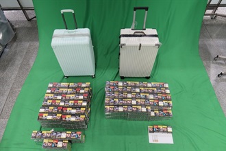 三名入境旅客因進口未完稅香煙，未有向海關人員作出申報，以及進口另類吸煙產品，違反《應課稅品條例》和《進出口條例》，於昨日（五月四日）及今日（五月五日）在西九龍裁判法院被判處監禁三個月至六個月及罰款一千元。圖示於二十四歲抵港男旅客的個人行李內檢獲的未完稅香煙。