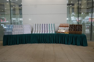 香港海關於四月二十日及二十一日偵破兩宗涉嫌利用內河船走私的案件，並檢獲大批懷疑走私貨物，估計市值共約四千一百萬元。圖示檢獲的懷疑走私貨物。