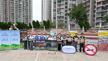 Hong Kong Customs conducted joint anti-illicit cigarette publicity activities with members of the District Council, the Tobacco and Alcohol Control Office of the Department of Health, the Hong Kong Police Force and the Housing Department in Tin Tsz Estate, Tin Yiu Estate, and Tin Shui Estate in Tin Shui Wai today (May 6). Customs also publicised the Duty Stamp System.