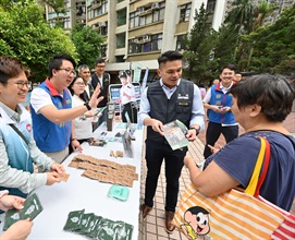 Hong Kong Customs conducted joint anti-illicit cigarette publicity activities with members of the District Council, the Tobacco and Alcohol Control Office of the Department of Health, the Hong Kong Police Force and the Housing Department in Tin Tsz Estate, Tin Yiu Estate, and Tin Shui Estate in Tin Shui Wai today (May 6). Customs also publicised the Duty Stamp System. Photo shows a Customs officer explaining anti-illicit cigarette messages to a resident.