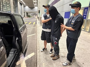 香港海关于五月七日在香港国际机场侦破一宗空运包裹贩运毒品案件，检获约十一公斤怀疑氯胺酮，估计市值约四百三十万元。图示涉案的被捕人士（中）。