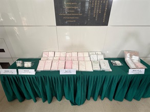 香港海关昨日（五月十二日）在将军澳及筲箕湾侦破一宗毒品案件，共检获约三十五点七公斤怀疑可卡因、二百三十五克怀疑氯胺酮及六十四克怀疑霹雳可卡因，估计市值共约二千七百万元，并拘捕一名三十一岁男子。图示所检获的怀疑毒品。