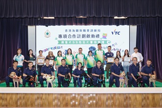 Hong Kong Customs and the Vocational Training Council (VTC) today (May 16) held a launch ceremony for Hong Kong Customs and VTC cooperation plan and prize presentation for a puppy-naming competition at the Hong Kong Institute of Vocational Education (Kwai Chung). Photo shows the Commissioner of Customs and Excise, Mr Chan Tsz-tat (back row, centre), with other Hong Kong Customs officers and the awardees of the puppy-naming competition.
