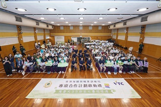 Hong Kong Customs and the Vocational Training Council (VTC) today (May 16) held a launch ceremony for Hong Kong Customs and VTC cooperation plan and prize presentation for a puppy-naming competition at the Hong Kong Institute of Vocational Education (Kwai Chung). Photo shows the guests attending the event.