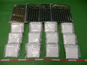 香港海關一月二十五日在香港國際機場檢獲約一點四公斤懷疑海洛英，估計市值約一百七十萬元。圖示檢獲的懷疑海洛英及用作收藏毒品的布料。