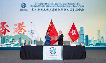 The 27th World Customs Organization Asia/Pacific Regional Heads of Customs Administrations Conference held by Hong Kong Customs concluded today (May 20). Photo shows the Assistant Commissioner (World Customs Organization) of Customs and Excise, Mr Li Kin-kei (right), and the Chief Domain Officer of Pakistan Customs, Mr Naveed Abbas Memon (left), after the signing of the Memorandum of Understanding on project "ValidAP" on May 18.