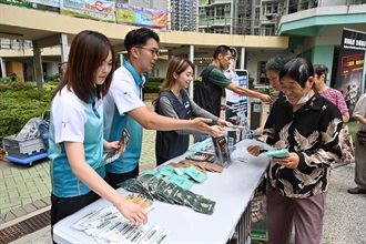 Hong Kong Customs today (May 20) conducted joint anti-illicit cigarette publicity activities with members of the District Council, the Tobacco and Alcohol Control Office of the Department of Health, the Hong Kong Police Force and the Housing Department in Tak Long Estate, Kai Tak, to publicise the Duty Stamp System. Members of Customs YES also participated in the activities. Photo shows Customs officers and Customs YES members promoting anti-illicit cigarette messages to residents.