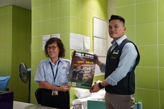 Hong Kong Customs today (May 20) conducted joint anti-illicit cigarette publicity activities with members the District Council, the Tobacco and Alcohol Control Office of the Department of Health, the Hong Kong Police Force and the Housing Department in Tak Long Estate, Kai Tak, to publicise the Duty Stamp System. Members of Customs YES also participated in the activities. Photo shows a Customs officer explaining anti-illicit cigarette messages to an estate security guard.