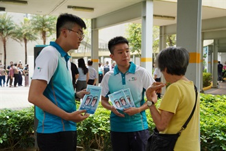 Hong Kong Customs today (May 20) conducted joint anti-illicit cigarette publicity activities with members the District Council, the Tobacco and Alcohol Control Office of the Department of Health, the Hong Kong Police Force and the Housing Department in Tak Long Estate, Kai Tak, to publicise the Duty Stamp System. Members of Customs YES also participated in the activities. Photo shows Customs YES members promoting anti-illicit cigarette messages to a resident.