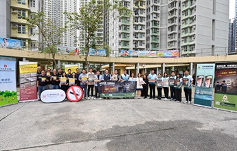 Hong Kong Customs today (May 20) conducted joint anti-illicit cigarette publicity activities with members the District Council, the Tobacco and Alcohol Control Office of the Department of Health, the Hong Kong Police Force and the Housing Department in Tak Long Estate, Kai Tak, to publicise the Duty Stamp System. Members of Customs YES also participated in the activities.