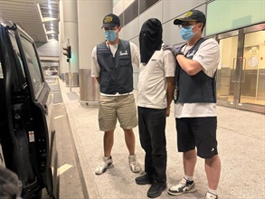 香港海关今日（五月二十七日）在香港国际机场侦破一宗行李藏毒的贩毒案件，检获约六千三百克怀疑大麻花，市值约一百一十万元。图示涉案的被捕男子（中）。
