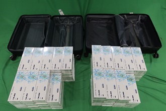 一名入境男旅客因管有未完税香烟及未有向海关人员作出申报，违反《应课税品条例》，今日（五月二十七日）在西九龙裁判法院被判处监禁两个月和罚款一千元。图示检获的未完税香烟。