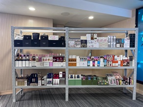 香港海关五月二十六日展开特别执法行动，侦破一宗透过网上店铺售卖冒牌香水和护肤品案件，检获共约二千五百件怀疑冒牌物品，估计市值共约一百五十万元。图示部分检获的怀疑冒牌货物。
