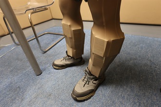 一名入境旅客因管有未完税香烟和未有向海关人员作出申报，违反《应课税品条例》，今日（五月二十八日）在粉岭裁判法院被判处监禁六星期及罚款一千八百元。图示一名四十九岁入境男旅客在小腿位置收藏未完税香烟。
