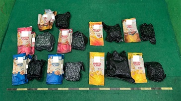 Hong Kong Customs today (May 31) detected a drug trafficking case involving baggage concealment at Hong Kong International Airport and seized about 5 kilograms of suspected cannabis buds with an estimated market value of about $0.9 million. Photo shows the suspected cannabis buds concealed in snack packaging.