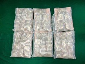 Hong Kong Customs yesterday (June 1) detected a drug trafficking case involving baggage concealment at the Hong Kong-Macau Ferry Terminal and seized about 5.8 kilograms of suspected cannabis buds with an estimated market value of about $1 million. Photo shows the suspected cannabis buds seized.