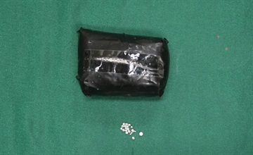 香港海关六月二日在落马洲管制站侦破一涉嫌利用出境私家车走私的案件，检获约五公斤怀疑走私白银，估计市值约十三万元。图示部分检获的怀疑走私白银。
