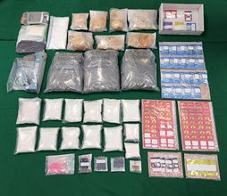 香港海关昨日（六月三日）在旺角捣破一个毒品储存及分销中心，共检获约三十一公斤各类型毒品，估计市值共约一千三百万元，并拘捕一名三十三岁男子。图示检获的怀疑毒品。