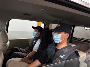 香港海关昨日（六月三日）在旺角捣破一个毒品储存及分销中心，共检获约三十一公斤各类型毒品，估计市值共约一千三百万元，并拘捕一名三十三岁男子。图示案中的被捕男子（中）。