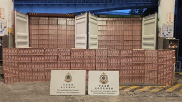 香港海关近日展开执法行动打击大型海路走私私烟活动，并于五月十九日至二十八日期间，透过情报交流，风险评估和情报分析，侦破两宗海路走私案件，共检获约五千二百八十万支怀疑私烟，市值约二亿三千八百万元，应课税值约一亿七千五百万元。图示在行动中检获的部分怀疑私烟。