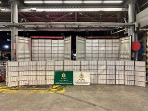 香港海关近日展开执法行动打击大型海路走私私烟活动，并于五月十九日至二十八日期间，透过情报交流，风险评估和情报分析，侦破两宗海路走私案件，共检获约五千二百八十万支怀疑私烟，市值约二亿三千八百万元，应课税值约一亿七千五百万元。图示在行动中检获的部分怀疑私烟。