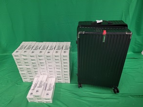 一名入境旅客因進口未完稅香煙及未有向海關人員作出申報，違反《應課稅品條例》，今日（六月五日）在西九龍裁判法院被判處監禁兩個月和罰款一千元。圖示從該名三十五歲抵港男旅客的個人行李內檢獲的未完稅香煙。