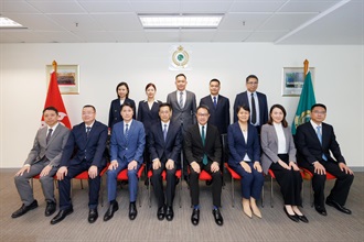 The Commissioner of Customs and Excise, Mr Chan Tsz-tat, today (June 8) welcomed the visit by the Director General in the Huangpu Customs District, Mr Jin Hai, and his delegation. Photo shows Mr Chan (front row, fourth right); Mr Jin (front row, fourth left); other Hong Kong Customs officers and members of the Huangpu Customs delegation.