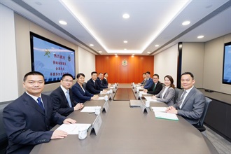 The Commissioner of Customs and Excise, Mr Chan Tsz-tat, today (June 8) welcomed the visit by the Director General in the Huangpu Customs District, Mr Jin Hai, and his delegation. The two sides also held a meeting to exchange views on deepening collaboration between the two Customs administrations.