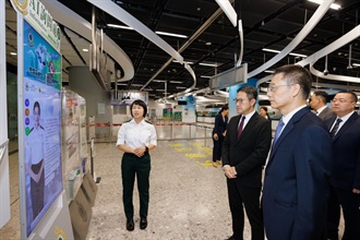 The Commissioner of Customs and Excise, Mr Chan Tsz-tat, today (June 8) welcomed the visit by the Director General in the Huangpu Customs District, Mr Jin Hai, and his delegation. Photo shows Mr Chan (front row, centre) accompanying Mr Jin (front row, right) to visit the West Kowloon Station of the Guangzhou-Shenzhen-Hong Kong Express Rail Link.