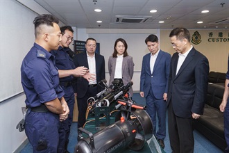The Commissioner of Customs and Excise, Mr Chan Tsz-tat, today (June 8) welcomed the visit by the Director General in the Huangpu Customs District, Mr Jin Hai, and his delegation. Photo shows the Deputy Commissioner (Control and Enforcement), Mr Mark Woo (second right), accompanying Mr Jin (first right) to visit the Customs Marine Base on Stonecutters Island.