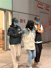 Hong Kong Customs yesterday (June 15) and today (June 16) detected two drug trafficking cases involving baggage concealment at Hong Kong International Airport, and seized a total of about 15 kilograms of suspected ketamine with a total estimated market value of about $5.7 million. Photo shows the arrested person (centre) in the second case.
