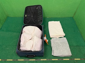 Hong Kong Customs on June 17 and yesterday (June 18) detected two drug trafficking cases involving baggage concealment at Hong Kong International Airport, and seized a total of about 42 kilograms of suspected ketamine with a total estimated market value of about $16 million. Two men were arrested. Photo shows the suspected ketamine seized in the first case.