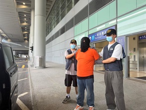 Hong Kong Customs on June 17 and yesterday (June 18) detected two drug trafficking cases involving baggage concealment at Hong Kong International Airport, and seized a total of about 42 kilograms of suspected ketamine with a total estimated market value of about $16 million. Two men were arrested. Photo shows the arrested person in the first case.