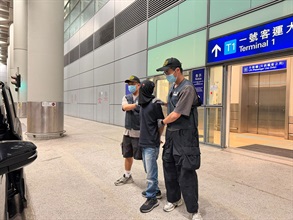 Hong Kong Customs on June 17 and yesterday (June 18) detected two drug trafficking cases involving baggage concealment at Hong Kong International Airport, and seized a total of about 42 kilograms of suspected ketamine with a total estimated market value of about $16 million. Two men were arrested. Photo shows the arrested person in the second case.
