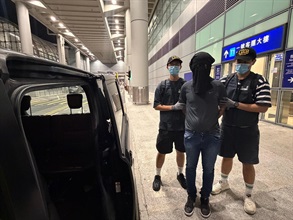 Hong Kong Customs yesterday (June 20) and today (June 21) detected three passenger drug trafficking cases involving passengers at Hong Kong International Airport and seized about 29 kilograms of suspected ketamine and 2.85kg kilograms of suspected cocaine with a total estimated market value of about $13 million. Three persons were arrested. Photo shows the arrested person (centre) involved in the first case.