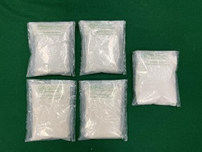 Hong Kong Customs seized suspected dangerous drugs at Hong Kong International Airport and in Lai Chi Kok on January 16 and yesterday (January 19) respectively, including about 19.2 kilograms of suspected ketamine, about 1.8 kilograms of suspected methamphetamine and about 700 grams of suspected cocaine. The total estimated market value is about $14 million. Photo shows the suspected methamphetamine and suspected cocaine seized.