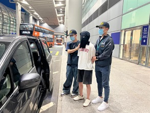 Hong Kong Customs today (June 22) detected a drug trafficking case involving baggage concealment at Hong Kong International Airport and seized about 12 kilograms of suspected cannabis buds with an estimated market value of about $2.1 million. Photo shows the arrested person (centre) in the case.