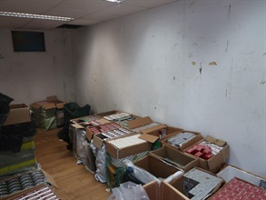 香港海关昨日（六月二十二日）在新田捣破一个怀疑私烟贮存仓库，共检获约一百四十八万支怀疑私烟，估计市值共约六百七十万元，应课税值约四百九十万元。图示在被海关人员捣破的怀疑私烟贮存仓库。