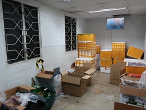 香港海关昨日（六月二十二日）在新田捣破一个怀疑私烟贮存仓库，共检获约一百四十八万支怀疑私烟，估计市值共约六百七十万元，应课税值约四百九十万元。图示在被海关人员捣破的怀疑私烟贮存仓库。