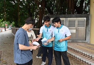 Hong Kong Customs conducted joint anti-illicit cigarette publicity campaigns for two consecutive days (June 24 and 25) with members of the District Council, the Tobacco and Alcohol Control Office of the Department of Health, the Hong Kong Police Force and the Housing Department in Yau Tong Estate, Ko Cheung Court and Lok Fu Estate respectively, and publicised the Duty Stamp System. Photo shows members of Customs YES participating in the activities held in Lok Fu today (June 25) and explaining anti-illicit cigarette messages to a resident.
