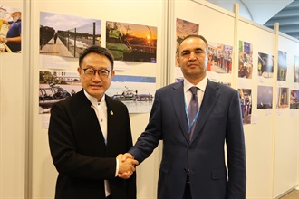 The Commissioner of Customs and Excise, Mr Chan Tsz-tat, from June 22 to yesterday (June 27), led a delegation to attend the 94th Session of the Policy Commission and the 147th/148th Customs Co-operation Council Sessions of the World Customs Organization in Brussels, Belgium. Photo shows Mr Chan (left) exchanging views with the Chairman of the Customs Committee under the Ministry of Economy and Finance of the Republic of Uzbekistan, Mr Akmalkhuja Mavlonov (right), on June 25.