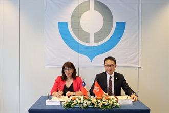 The Commissioner of Customs and Excise, Mr Chan Tsz-tat, from June 22 to yesterday (June 27), led a delegation to attend the 94th Session of the Policy Commission and the 147th/148th Customs Co-operation Council Sessions of the World Customs Organization in Brussels, Belgium. Photo shows Mr Chan (right) signing the Authorized Economic Operator Mutual Recognition Arrangement with the Director General of the National Customs Service of the Republic of Chile, Ms Alejandra Arriaza Loeb (left) on June 26.