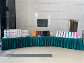 香港海關於六月十二至十三日偵破四宗空運走私減肥針劑的案件，並檢獲約四千八百支懷疑受管制減肥針劑，估計市值共約四百五十萬元。海關亦另於六月十五日偵破一宗涉嫌利用內河船走私的案件，並檢獲大批懷疑走私貨物，估計市值共約四千萬元。圖示部分檢獲的懷疑走私貨物。